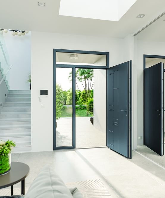 Porte d'entrée aluminium anthracite ouverte sur jardin — hall lumineux